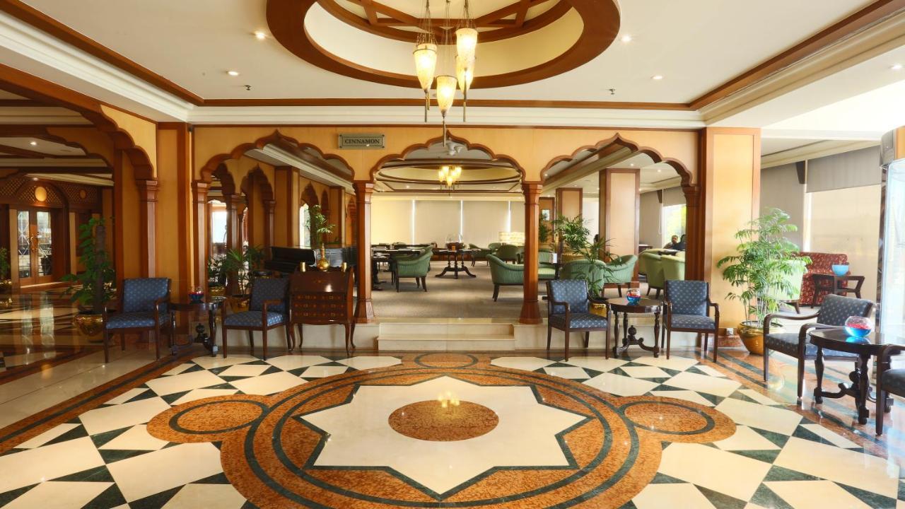 Avari Tower Karatschi Exterior foto The lobby of the hotel