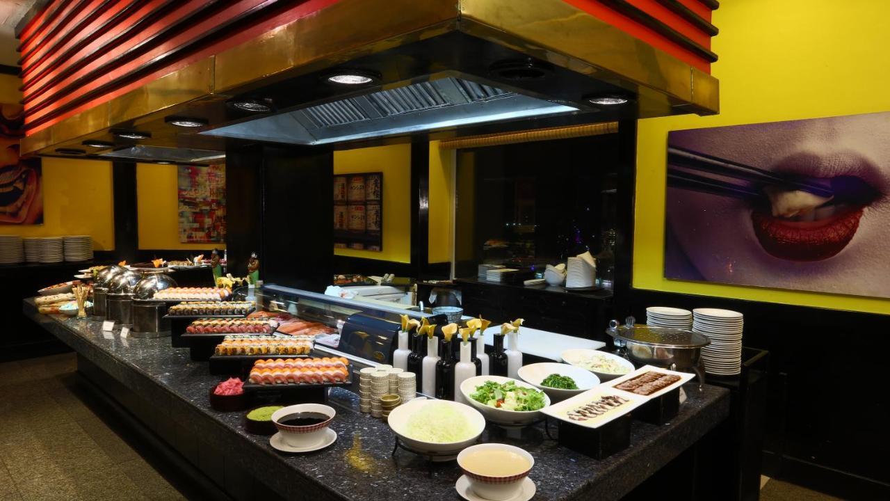 Avari Tower Karatschi Exterior foto A sushi bar in a hotel