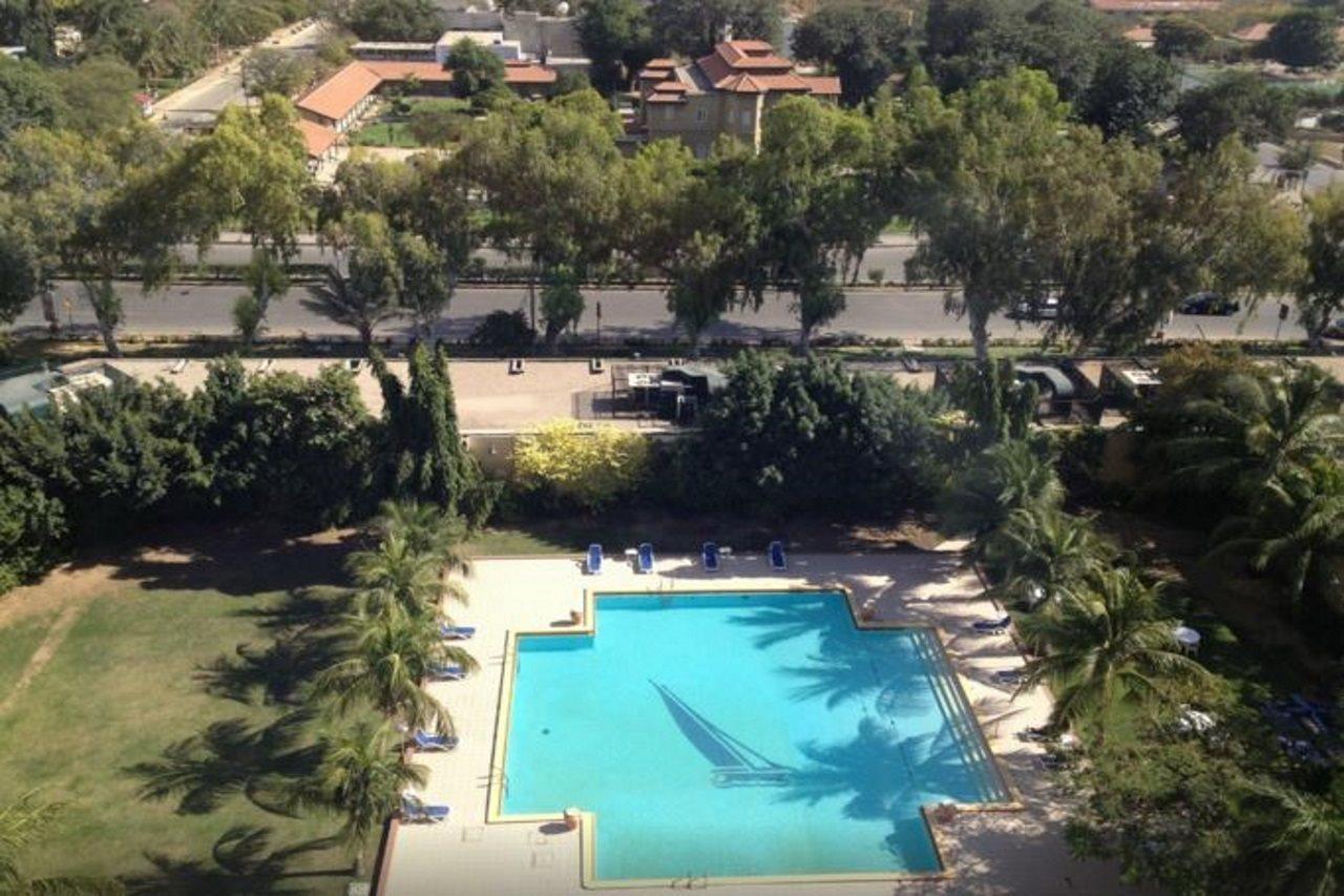 Avari Tower Karatschi Exterior foto The swimming pool at the hotel