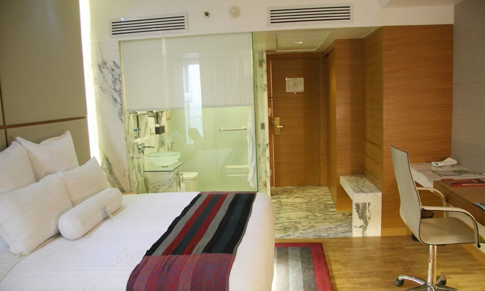 Avari Tower Karatschi Exterior foto A room at the hotel
