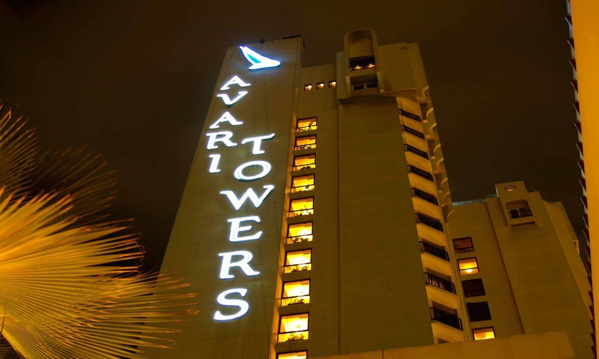 Avari Tower Karatschi Exterior foto The hotel at night