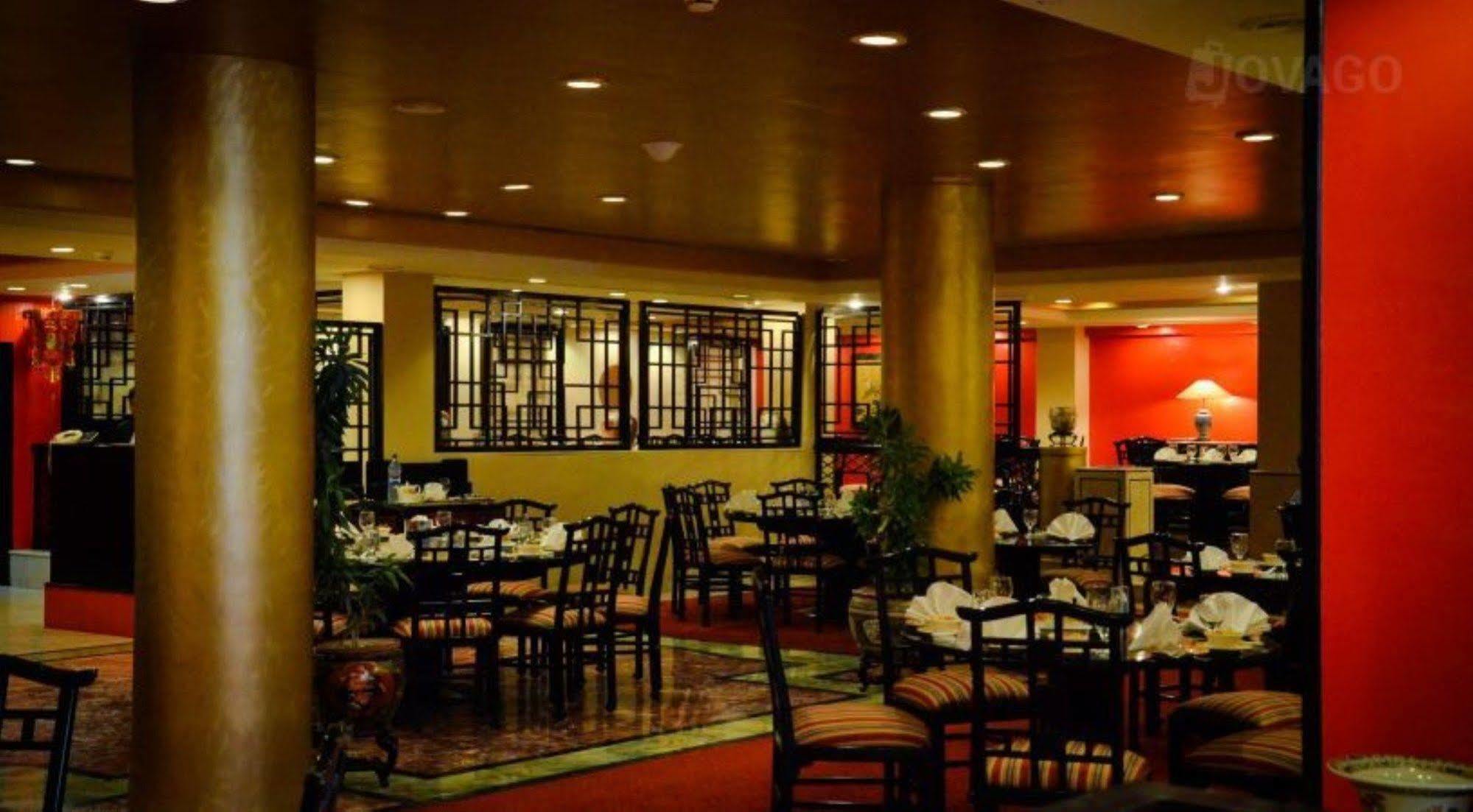 Avari Tower Karatschi Exterior foto The interior of the restaurant