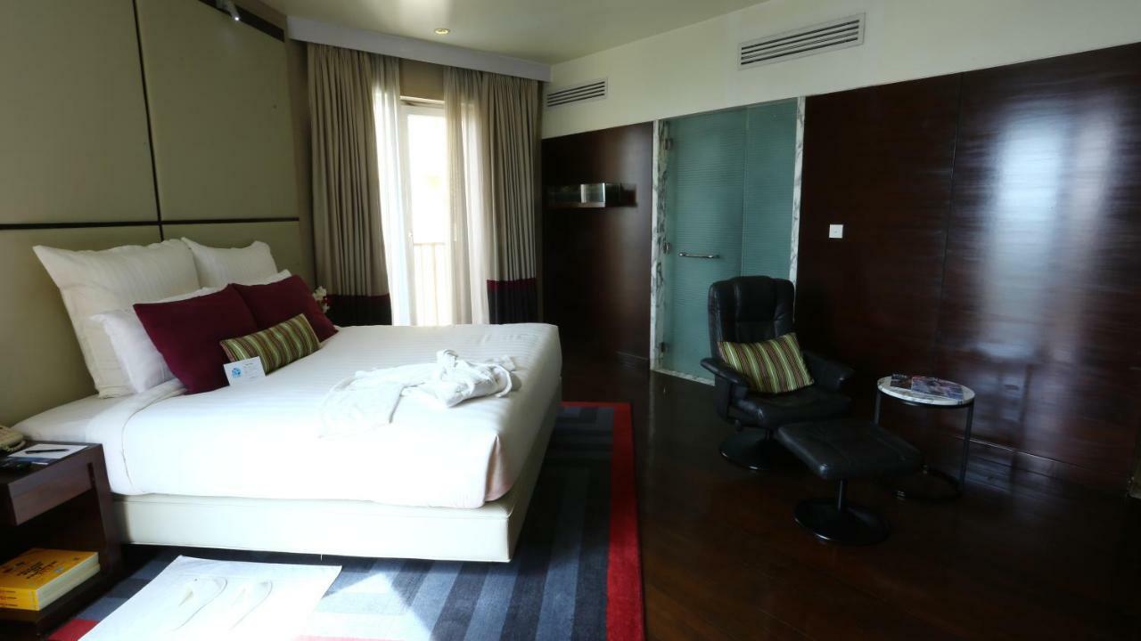 Avari Tower Karatschi Exterior foto A room at the Park